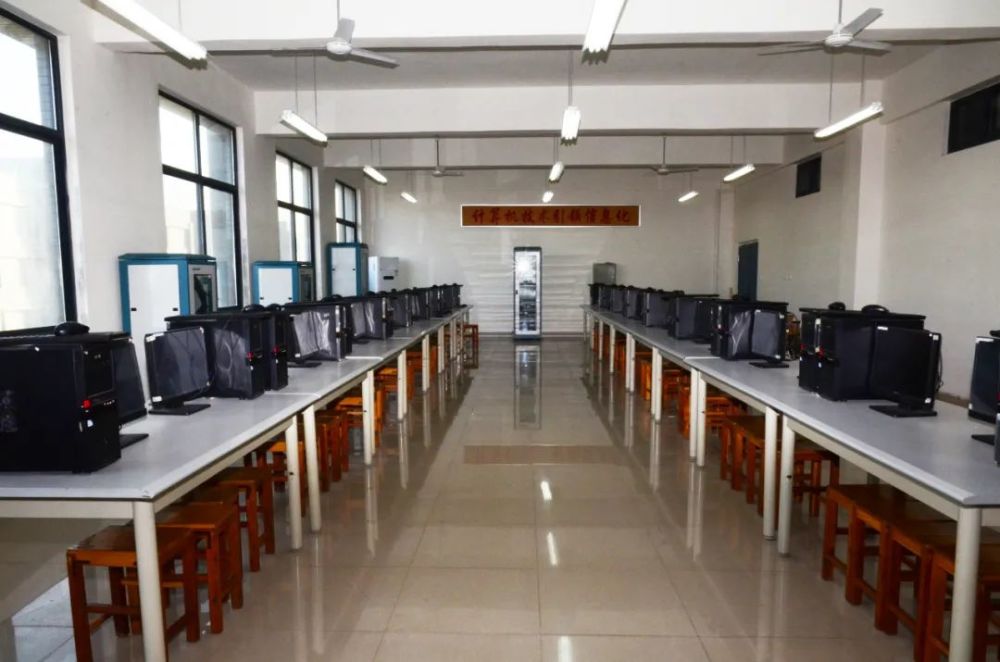 偉豪帶你逛鄭州商業技師學院 商業貿易系網絡工程安裝與設計專業探秘